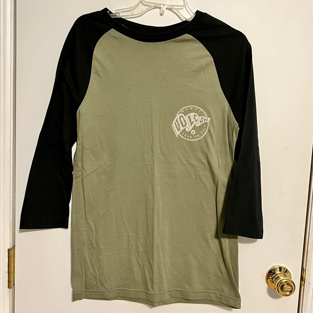 Volcom 3/4 sleeve raglan top. Men size Small. New without tags.